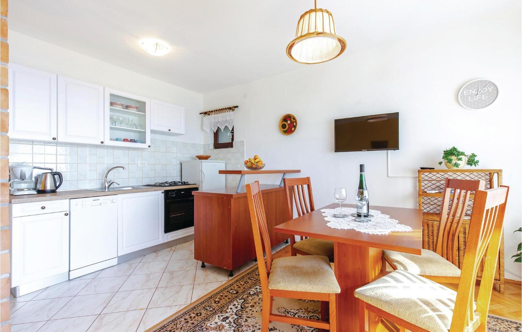 Stunning Apartment In Novi Vinodolski With Wifi מראה חיצוני תמונה